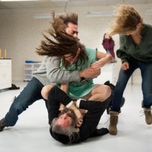 The Possession: Natasha Calis con Matisyahu, Jeffrey Dean Morgan e Kyra Sedgwick in una concitata scena del film