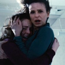 The Possession: Natasha Calis e Kyra Sedgwick in una scena del film