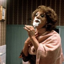Tootsie (Dustin Hoffmann) si fa la barba davanti allo specchio...