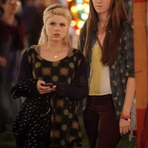 Bunheads: Bailey Buntain ed Emma Dumont nell'episodio Movie Truck