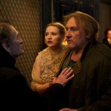 L'homme qui rit: Christa Théret e Gérard Depardieu in una scena del film