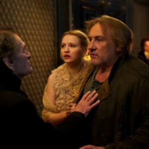 L'homme qui rit: Christa Théret e Gérard Depardieu in una scena del film