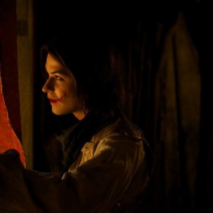 L'homme qui rit: il protagonista Marc-André Grondin in una scena del film