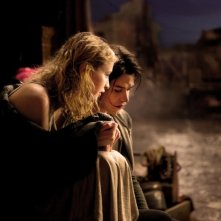 L'homme qui rit: Marc-André Grondin in una scena del film insieme a Christa Theret