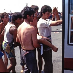 La nave dolce: Kledi Kadiu in uno dei drammatici momenti dello sbarco dei ventimila albanesi a Bari nel 1991