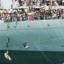 La nave dolce: la nave Vlora nei pressi di Durazzo in una scena del documentario di Vicari