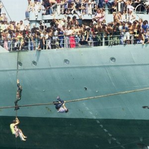 La nave dolce: la nave Vlora nei pressi di Durazzo in una scena del documentario di Vicari