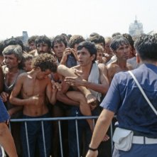 La nave dolce: una scena del documentario di Daniele Vicari sullo sbarco dei ventimila albanesi a Bari nel 1991