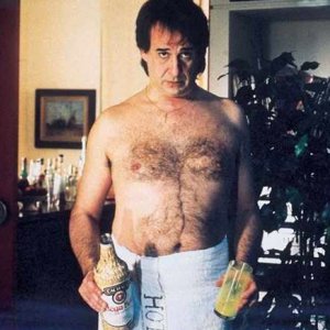 Toni Servillo a torso nudo e con una buffa espressione ne L'uomo in più