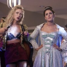 90210: Gillian Zinser e Shenae Grimes nell'episodio It's the Great Masquerade, Naomi Clark