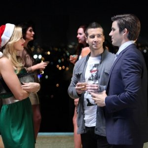 90210: Matt Lanter, Vinny Guadagnino e Cameron Goodman nell'episodio O Holly Night