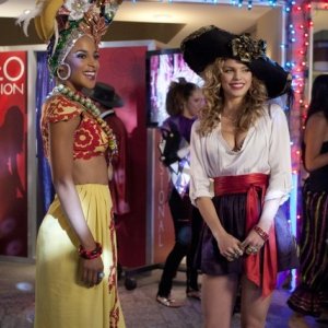 90210: Megalyn Echikunwoke ed AnnaLynne McCord nell'episodio It's the Great Masquerade, Naomi Clark