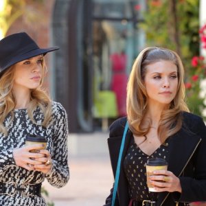 90210: Sara Foster ed AnnaLynne McCord nell'episodio Babes in Toyland