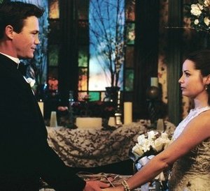 Brian Krause e Holly Marie Combs nell'episodio Finalmente sposi della serie TV Streghe