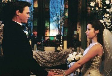 Brian Krause e Holly Marie Combs nell'episodio Finalmente sposi della serie TV Streghe