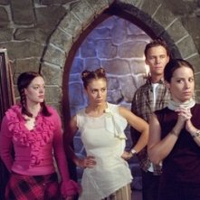 Brian Krause, Holly Marie Combs, Rose McGowan e Alyssa Milano nell'episodio Paige e il suo principe della quarta stagione di Streghe