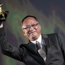 Johnny To festeggia la consegna del Pardo alla carriera in Piazza Grande a Locarno 2012