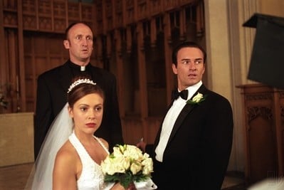Julian McMahon e Alyssa Milano in un momento dell'episodio Il passato di Paige della quarta stagione di Streghe