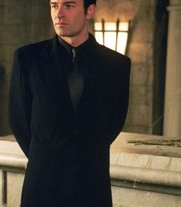 Julian McMahon in un momento della serie Streghe, nell'episodio Doppio gioco