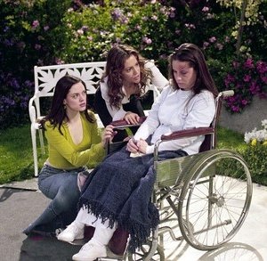 Rose McGowan, Alyssa Milano e Holly Marie Combs nell'episodio Una vita normale, della quarta stagione di Streghe
