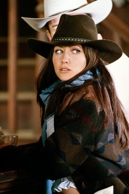 Shannen Doherty in una scena dell'episodio I fantasmi del West della serie TV Streghe