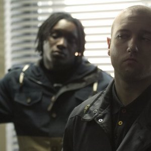 English Frank (in primo piano) nel dramma Offender