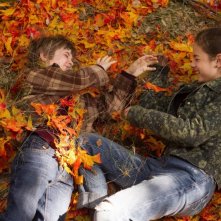 CJ Adams e Odeya Rush giocano tra le foglie d'autunno in The Odd Life of Timothy Green