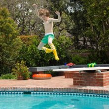 CJ Adams si tuffa in piscina con i calzini in The Odd Life of Timothy Green