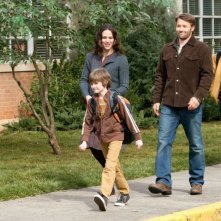 La famiglia Green (Jennifer Garner, Joel Edgerton e CJ Adams) in The Odd Life of Timothy Green