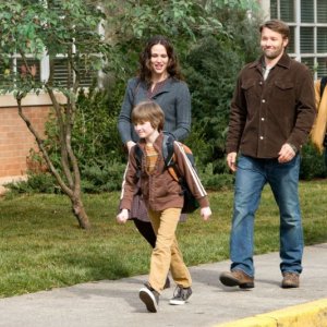 La famiglia Green (Jennifer Garner, Joel Edgerton e CJ Adams) in The Odd Life of Timothy Green