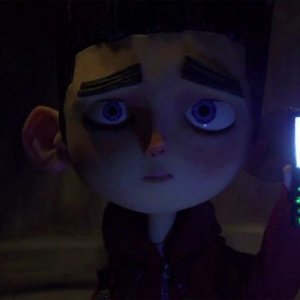 ParaNorman: Norman cerca di farsi luce con il cellulare in una scena del film