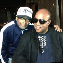 Bad 25: Stevie Wonder insieme al regista Spike Lee sul set del documentario sui 25 anni dell'album Bad di Michael Jackson