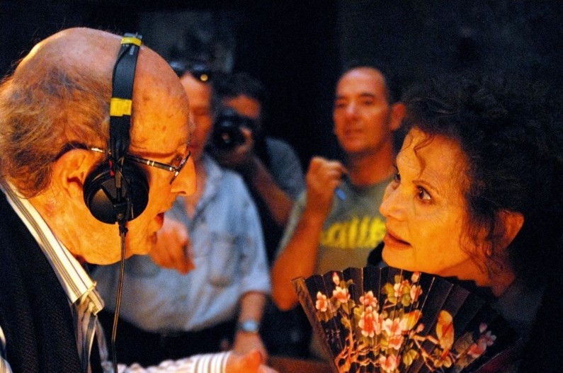 Gebo e l'ombra: il regista Manoel de Oliveira sul set insieme a Claudia Cardinale