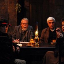 Gebo e l'ombra: Jeanne Moreau, Claudia Cardinale, Luís Miguel Cintra e Michael Lonsdale in una scena del film