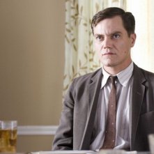 Michael Shannon nei panni del killer dalla doppia vita in una scena di The Iceman