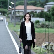Penance: Kyôko Koizumi cammina a bordo strada in una scena del thriller drammatico di Kiyoshi Kurosawa