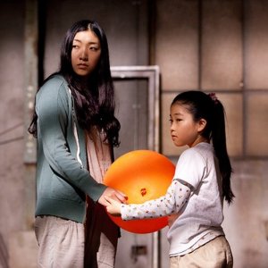 Penance: Sakura Ando in una scena del film insieme ad una delle bambine della scuola elementare