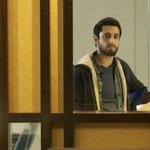 Riz Ahmed guarda fuori dalla finesta in una scena di The Reluctant Fundamentalist