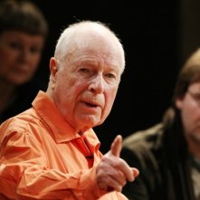 Sur un fil: Peter Brook, grande autore di teatro, in una scena del film