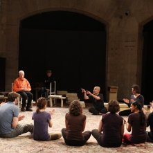 Sur un fil: Peter e Simon Brook in una scena del docu-film teatrale