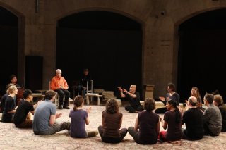 Sur un fil: Peter e Simon Brook in una scena del docu-film teatrale