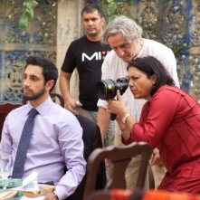 The Reluctant Fundamentalist: la regista Mira Nair sul set del film insieme a Riz Ahmed