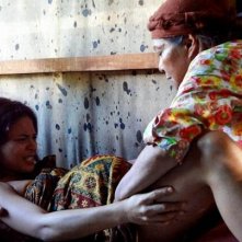 Thy Womb: Nora Aunor, Mercedes Cabral e Bembol Roco in una concitata scena del film