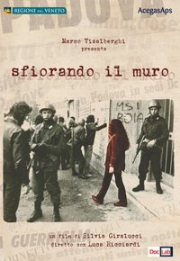 Locandina di Sfiorando il muro