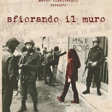 Sfiorando il muro: il poster del film