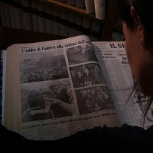 Sfiorando il muro: Silvia Giralucci, co-regista del documentario, durante le ricerche storiche