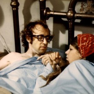 Woody Allen con Louise Lasser ne Il dittatore dello stato libero di Bananas