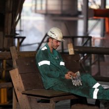 Acciaio: Michele Riondino si riposa in una pausa dal lavoro in una scena del film