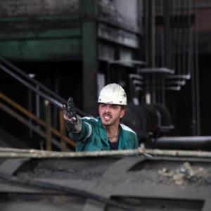 Acciaio: una furibonda immagine di Michele Riondino tratta dal film