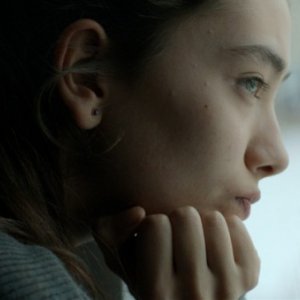 Araf - Somewhere in Between: la giovane Neslihan Atagül in una scena del film